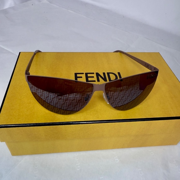 NWT FENDI CUT OUT SUNGLASSES WITH LOGO - Picture 3 of 6